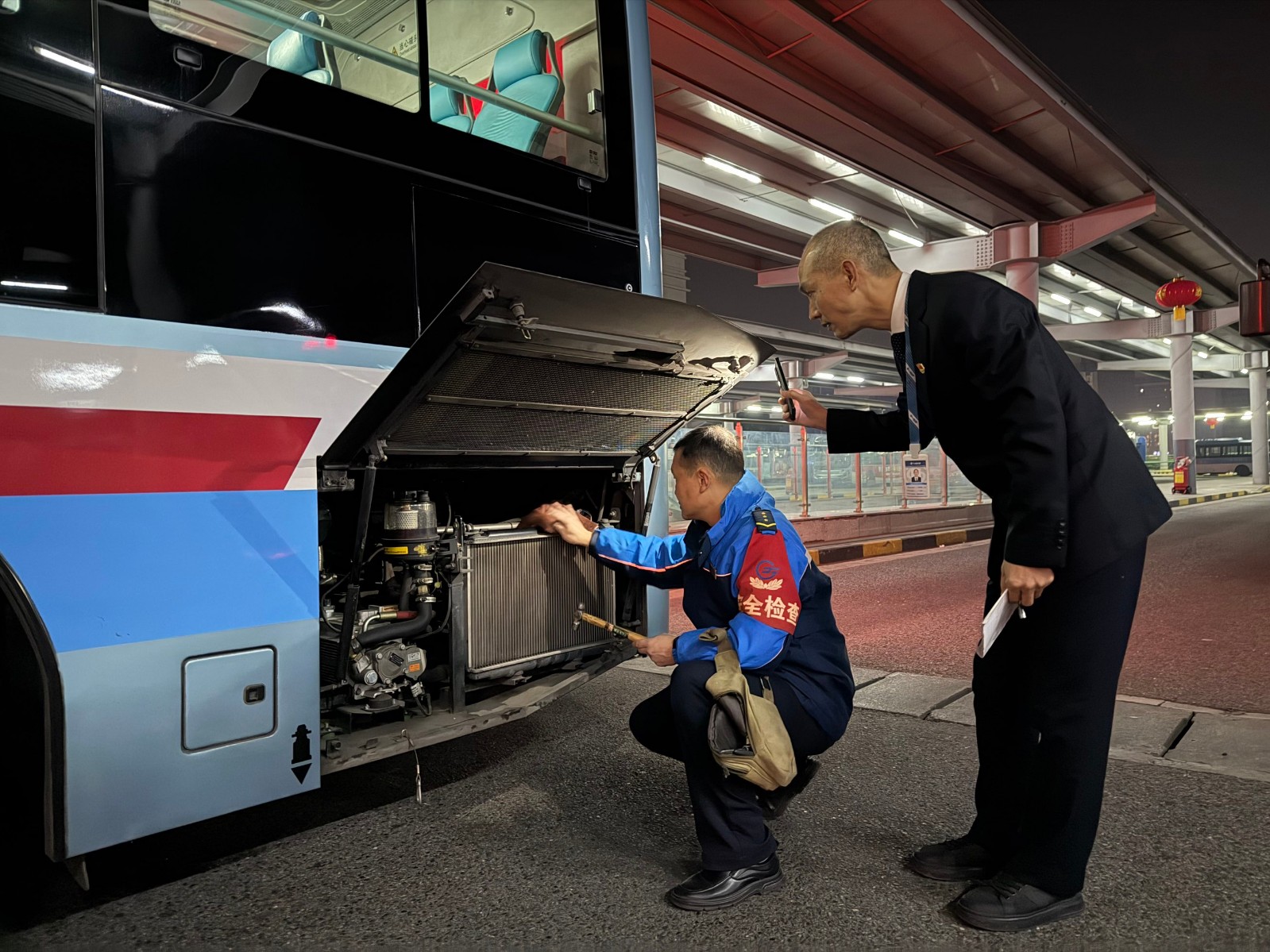 安全值班长侯世鹏与驾驶员一起检查车辆，进行出班前例保.jpg