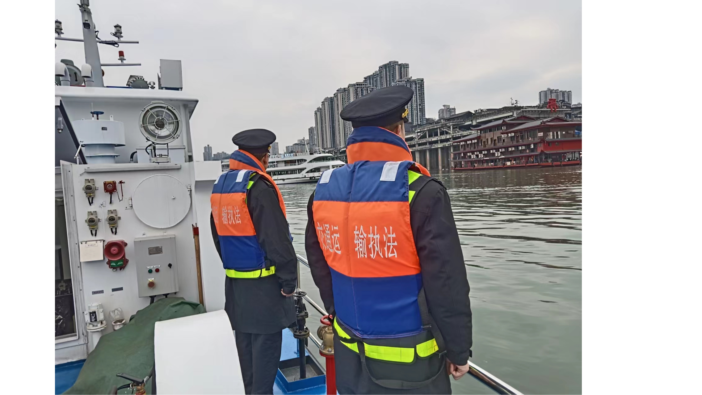 大年初一护平安 重庆港航海事支队保障渡口水上出行安全