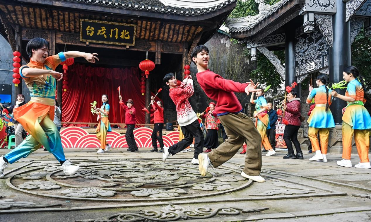 龙兴古镇，市民游客参与莲箫锣鼓巡游。汪彦彤 摄1.png