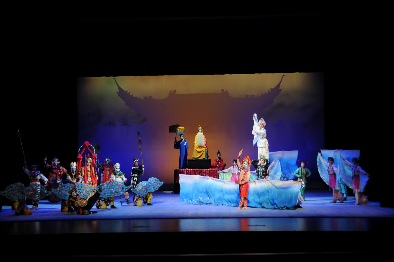 川剧大幕戏《白蛇传》演出现场。重庆市川剧院供图.png