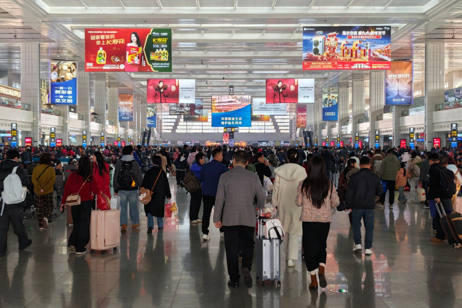 图示：旅客步履匆匆 携行囊奔赴新程（汪亮 摄）.jpg