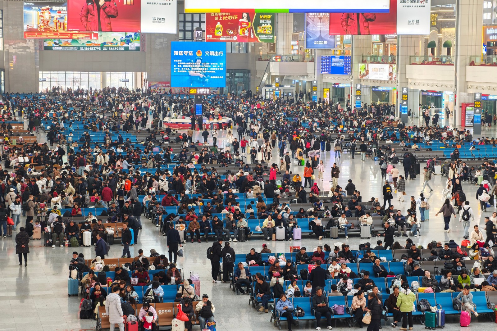 图示：返程高峰 车站候车厅内人潮涌动（汪亮 摄）.jpg