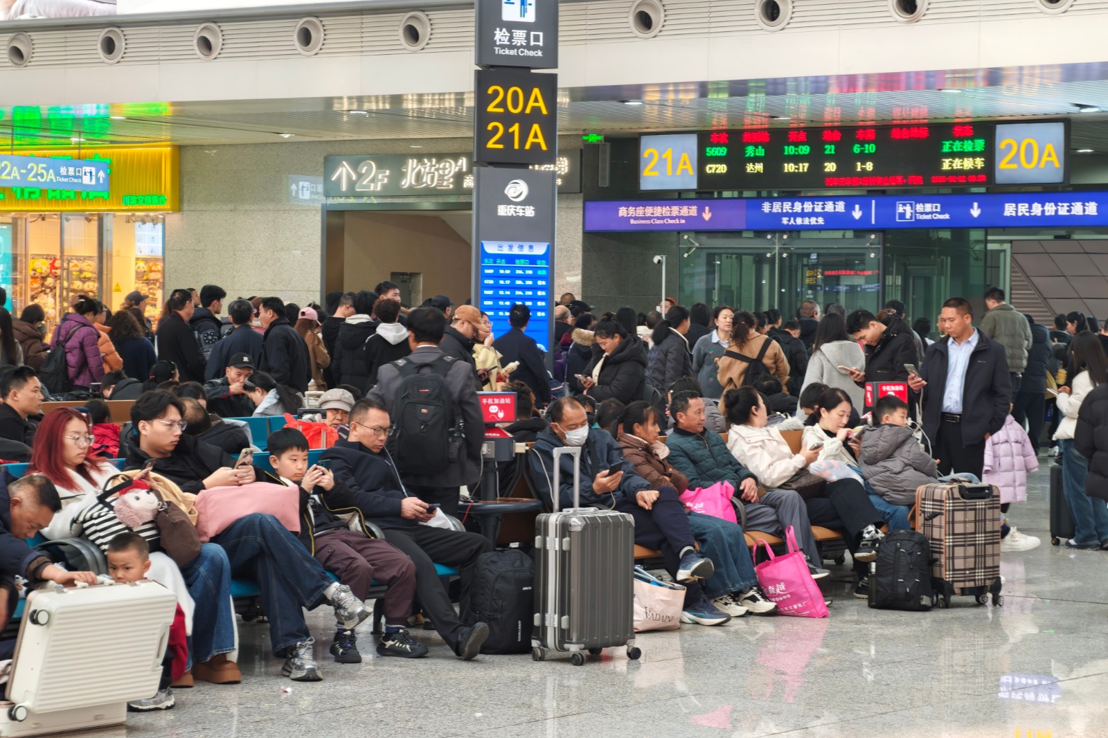 图示：旅客在候车厅等候检票（汪亮 摄）.jpg