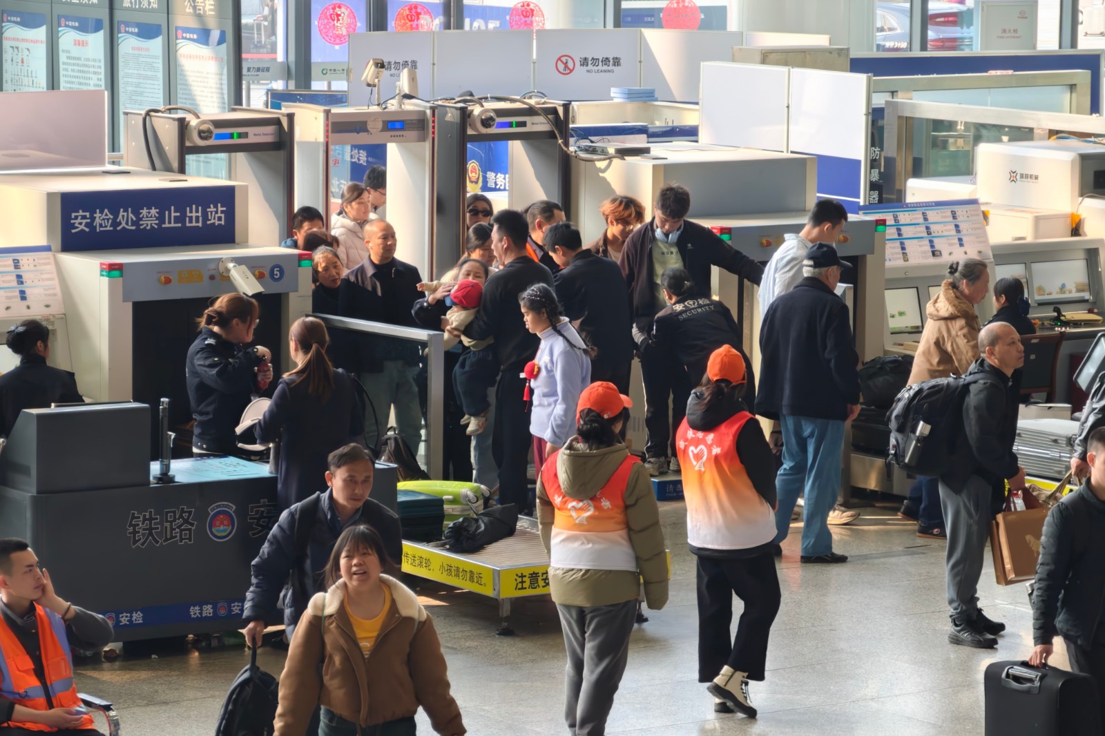 图示：旅客有序安检 工作人员与志愿者现场值守（汪亮 摄）.jpg