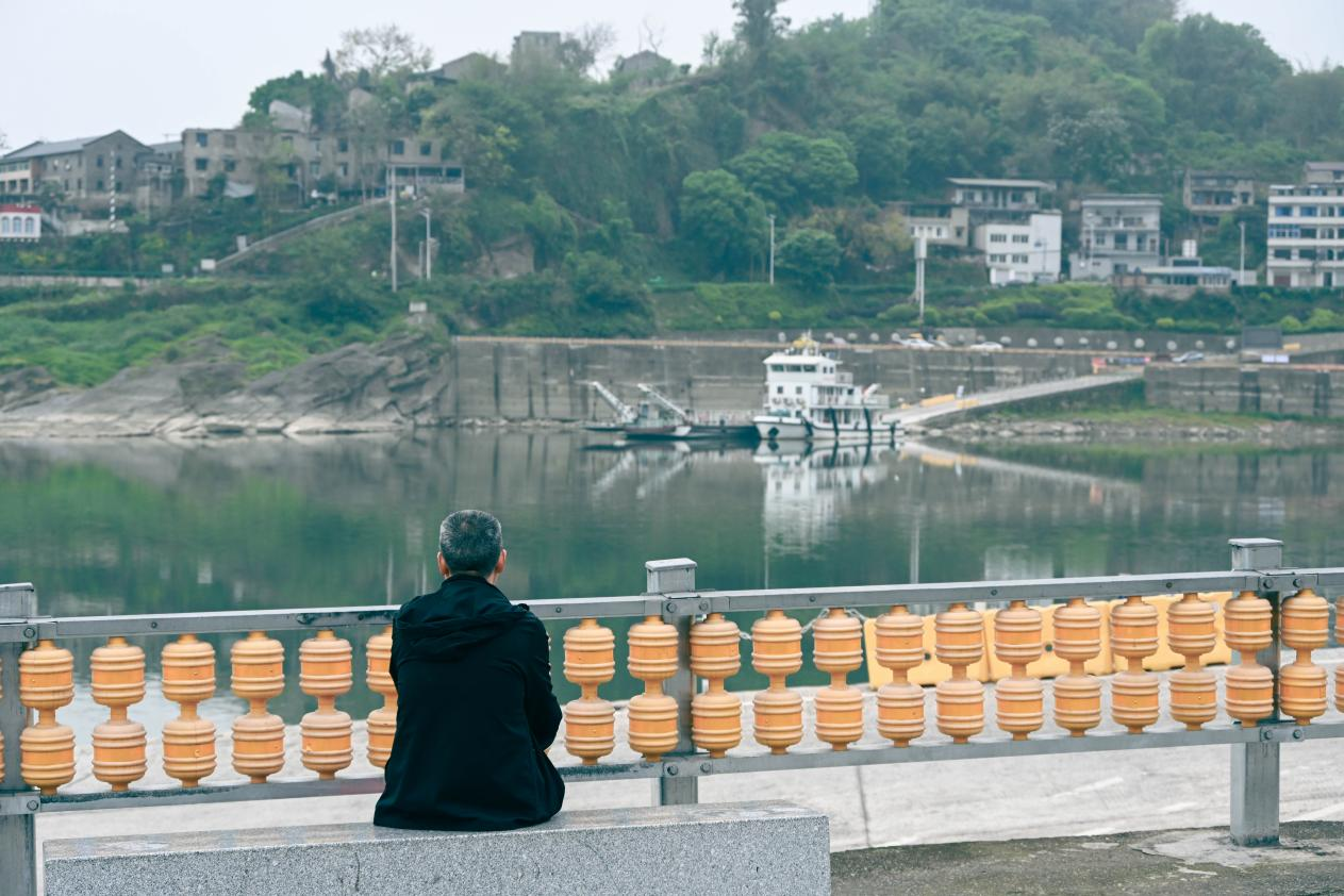 在岸边等待车渡的居民。胡一凡 摄.png