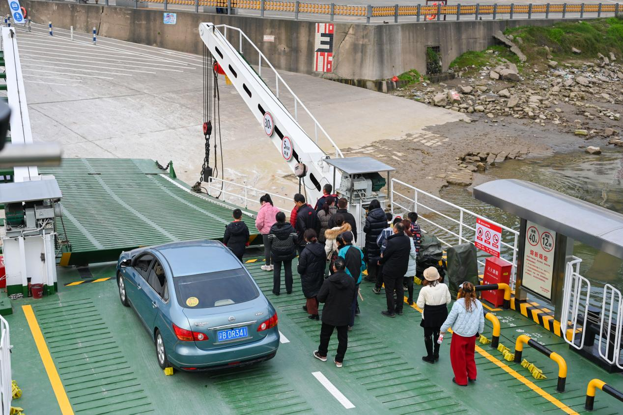 乘坐车渡的乘客。胡一凡 摄1.png