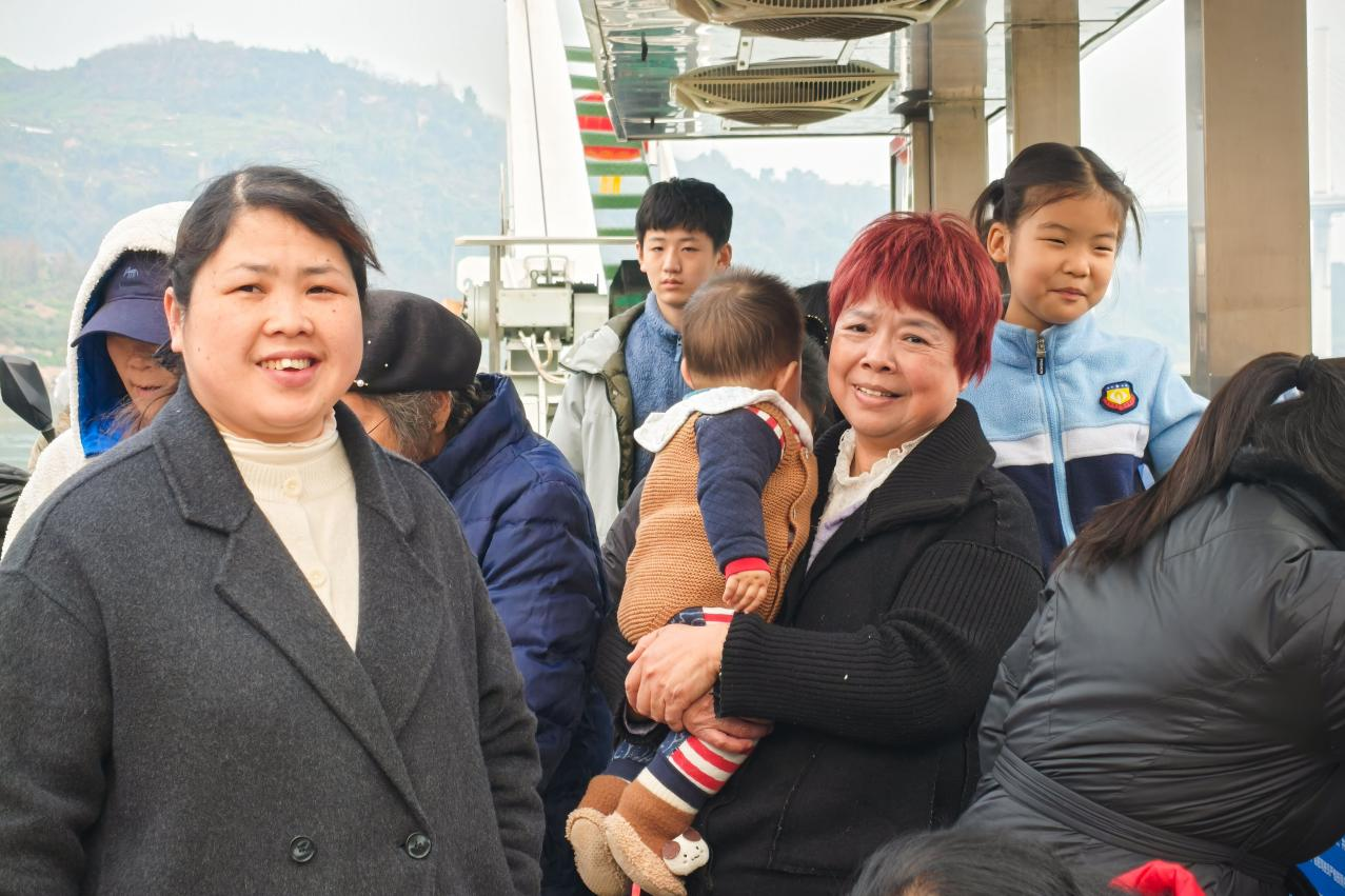 乘坐车渡的乘客。胡一凡 摄.png