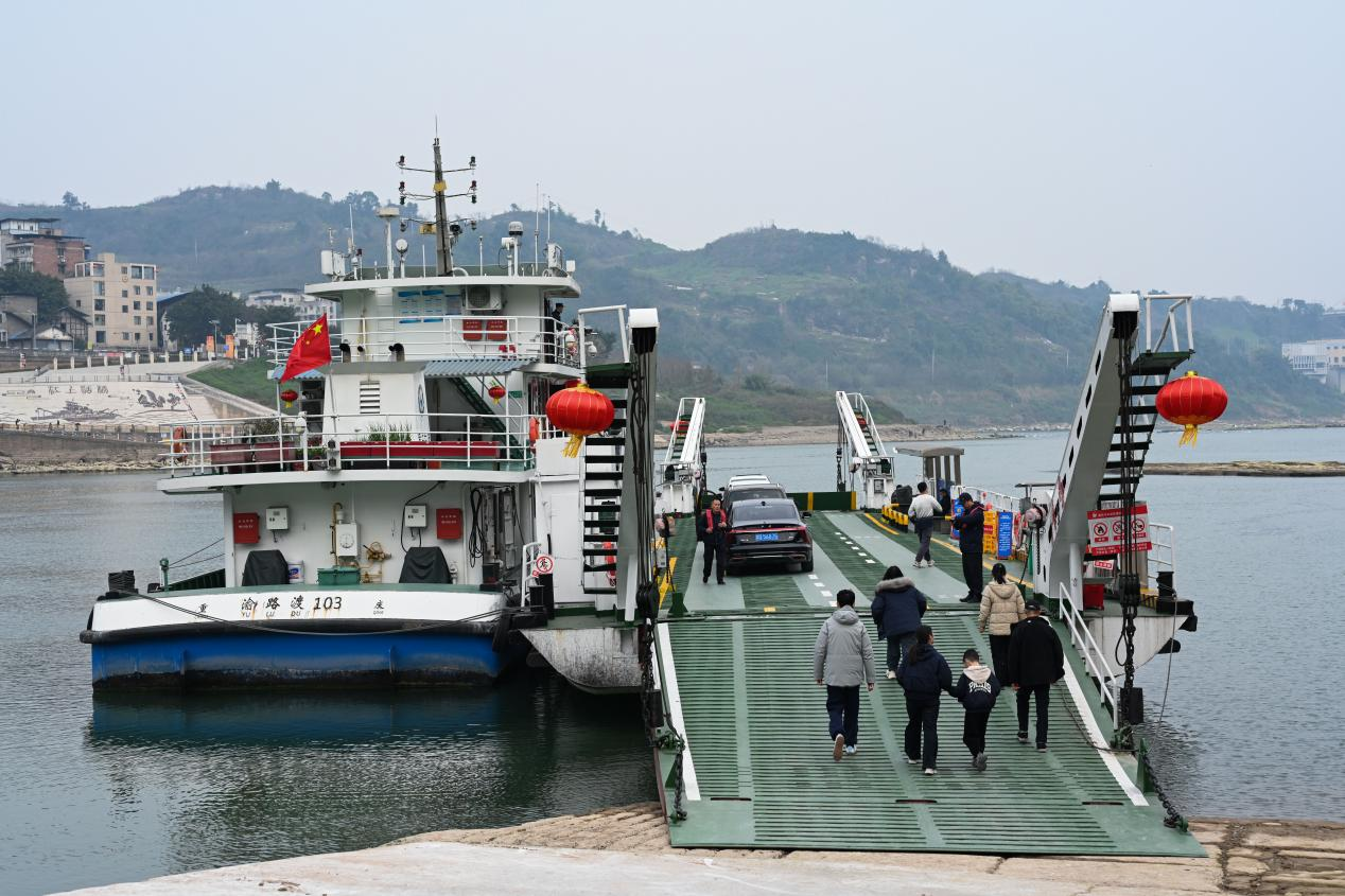 乘客登上三土车渡前往对岸。胡一凡 摄.png