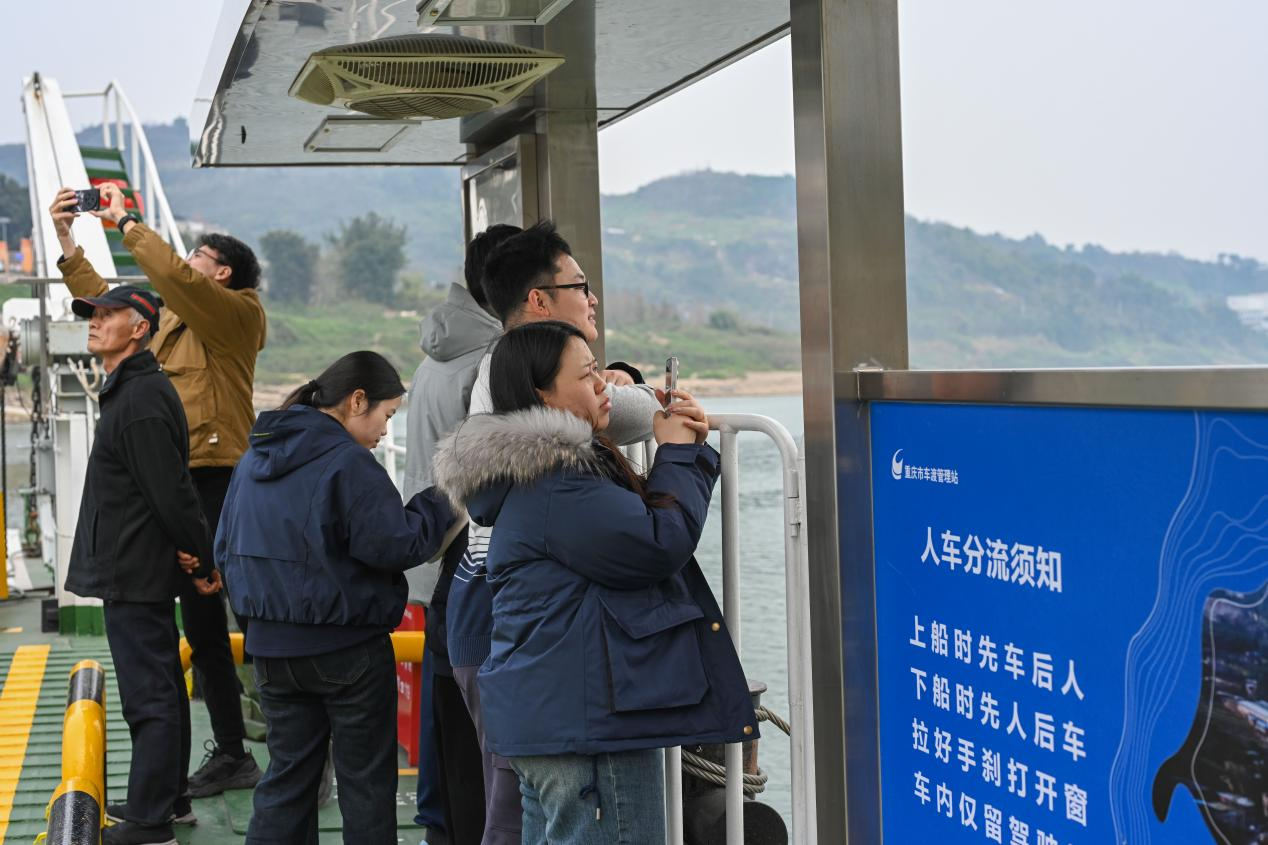 游客乘坐车渡，在船上拍下沿线风景。胡一凡 摄.png