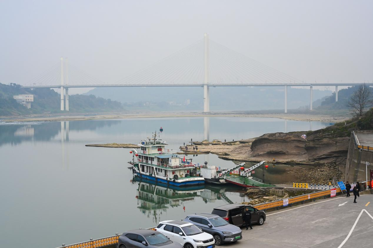 渝路渡103停靠在江岸。胡一凡 摄.png