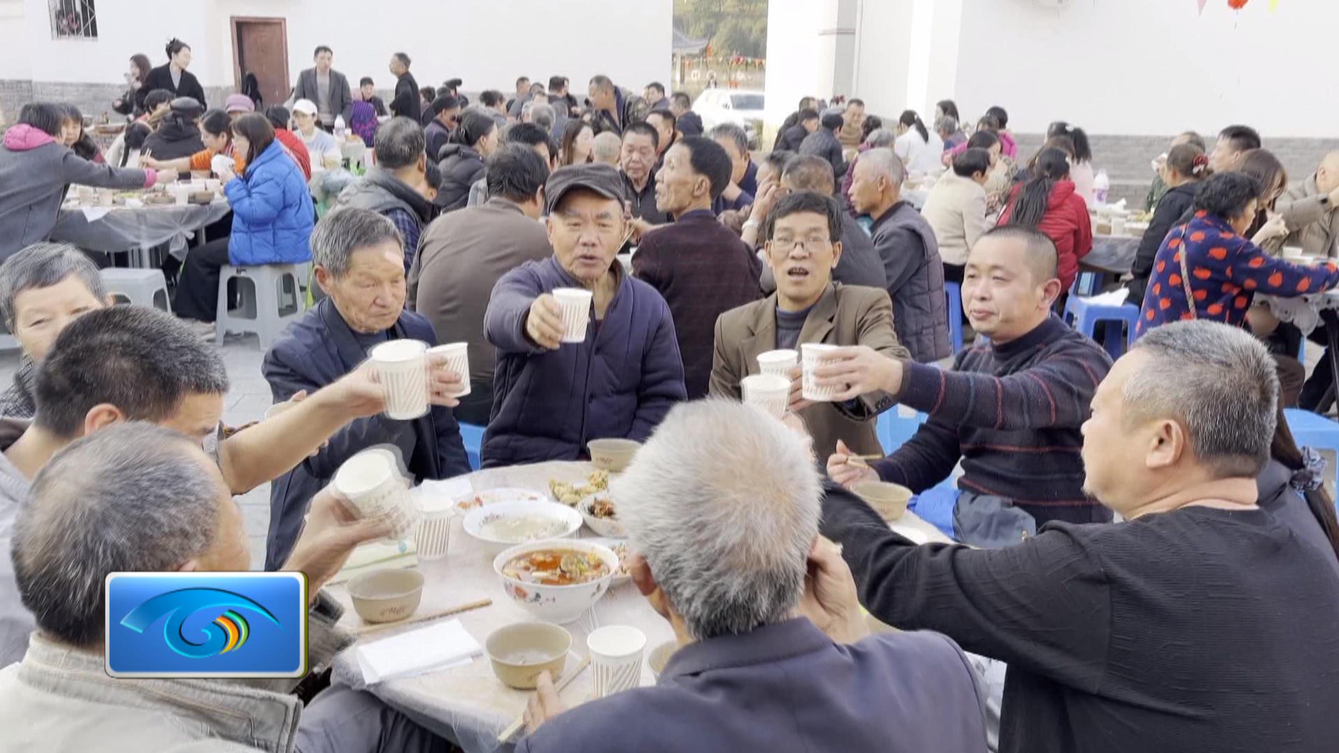 土场镇万家岩大院百家宴热闹开席 邻里欢聚共话团圆