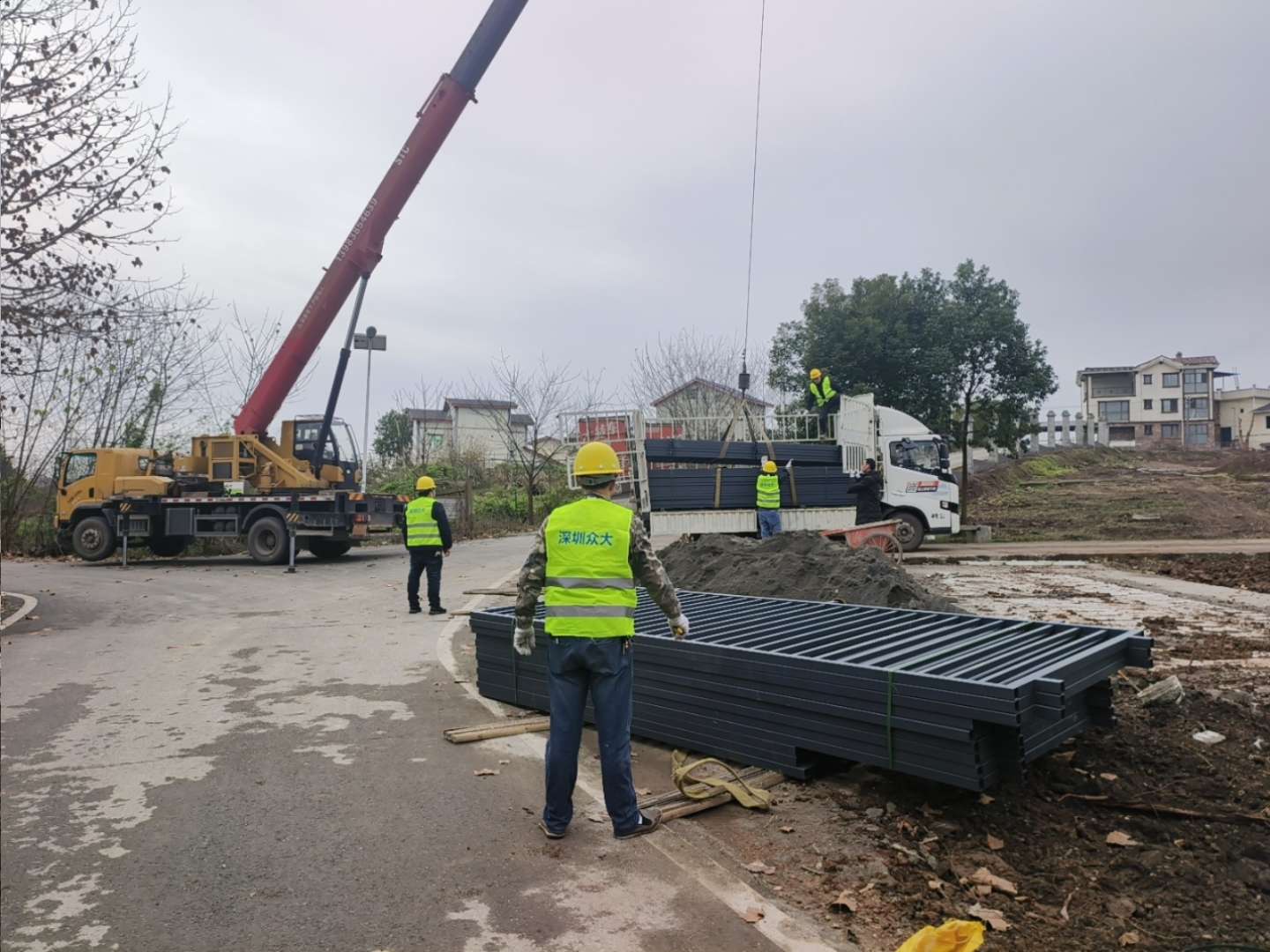 二条 工人正在安装厂区铁栏杆。.jpg