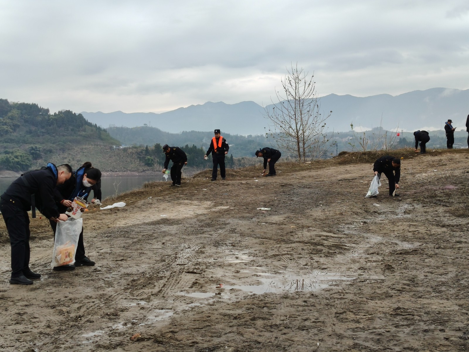 执法人员捡拾岸边垃圾。拍摄：张耀升.jpg