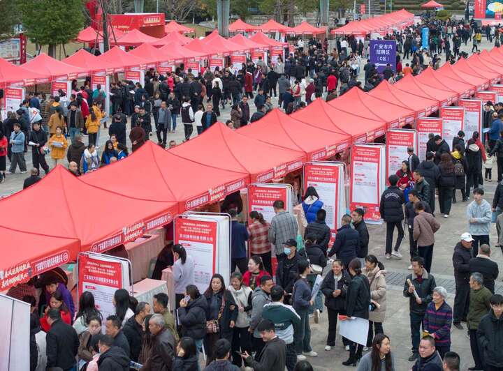 边一   招聘会现场.jpg