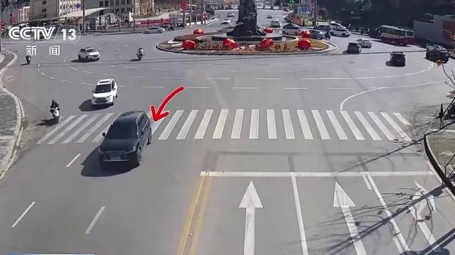 重庆巫溪 孕妇临产民警开道送医 顺利生下双胞胎