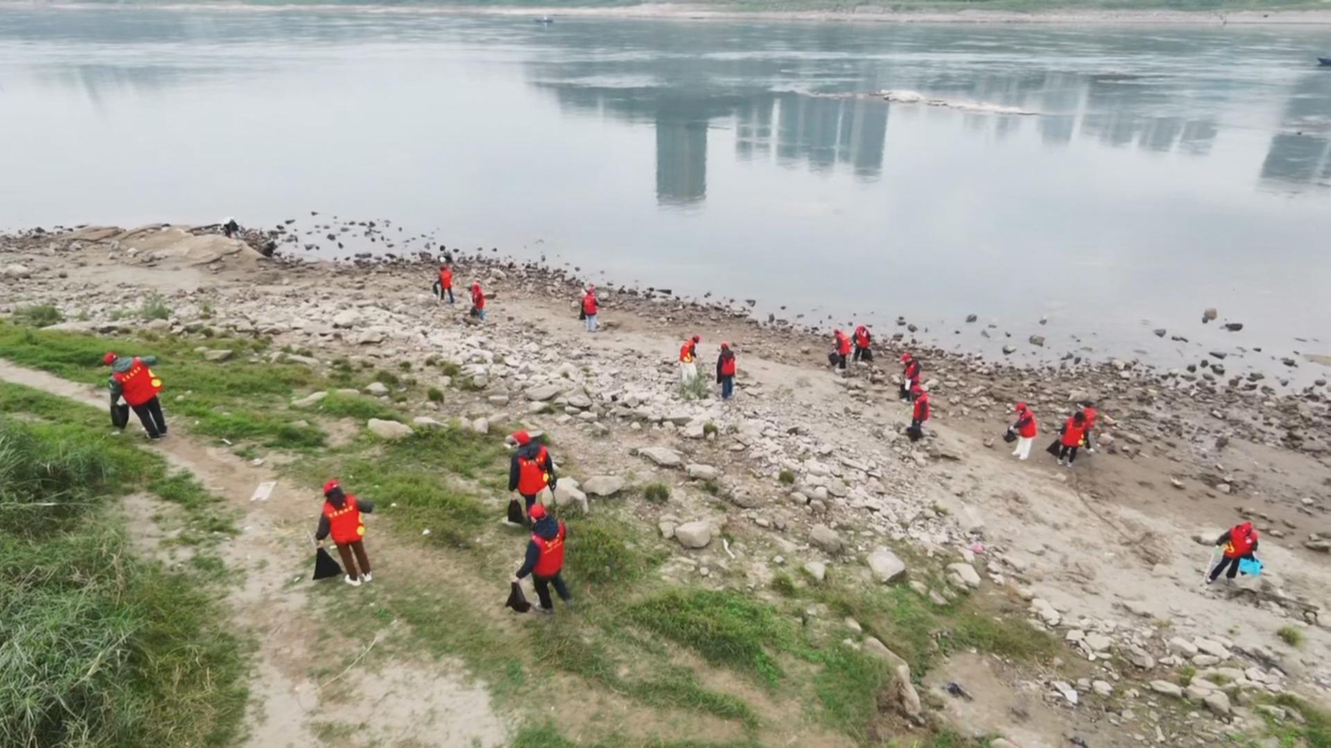 学雷锋践初心 护河净滩美家园