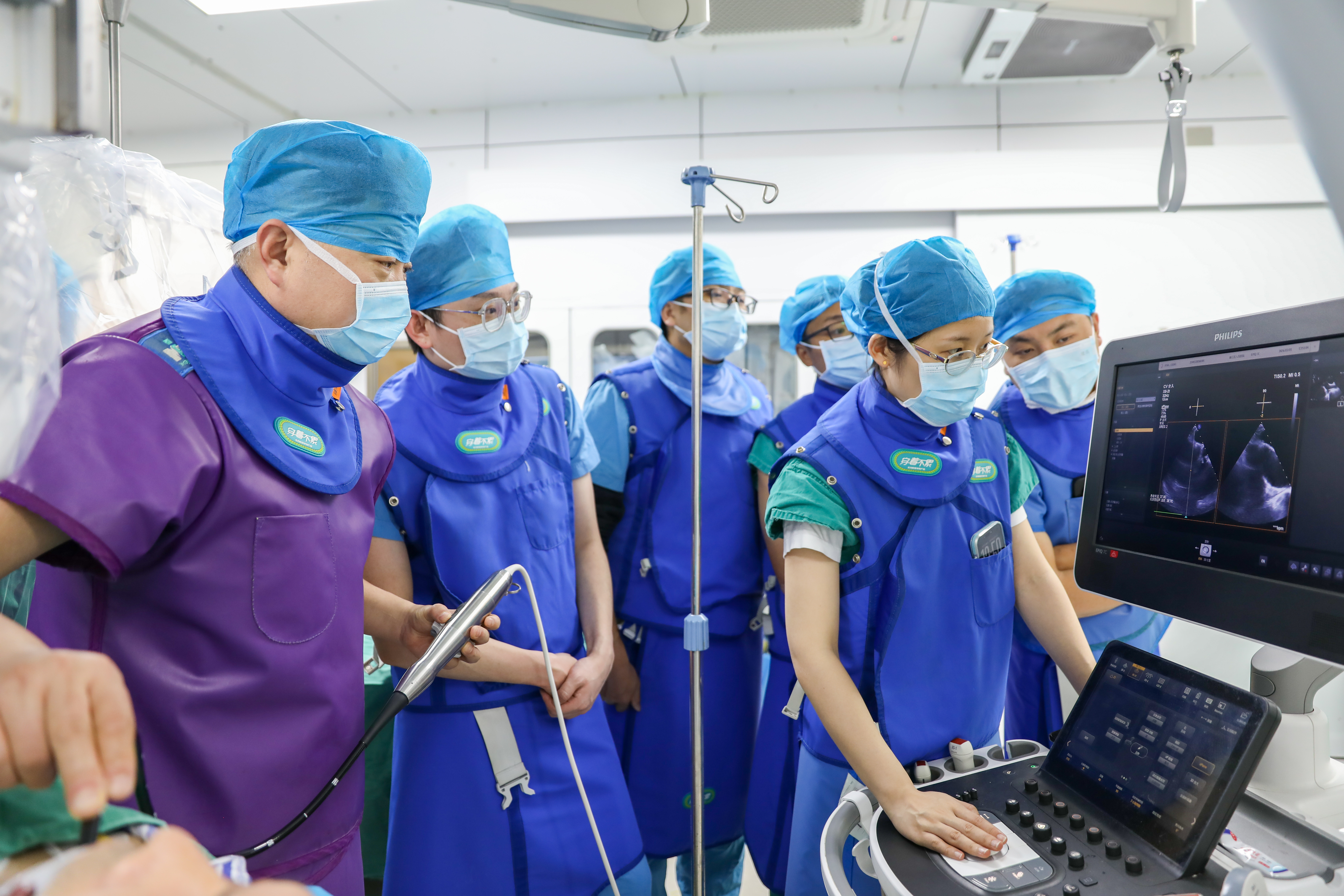 术中查看超声影像（房间隔穿刺）。记者周媛(5446034)-20260304093127.JPG