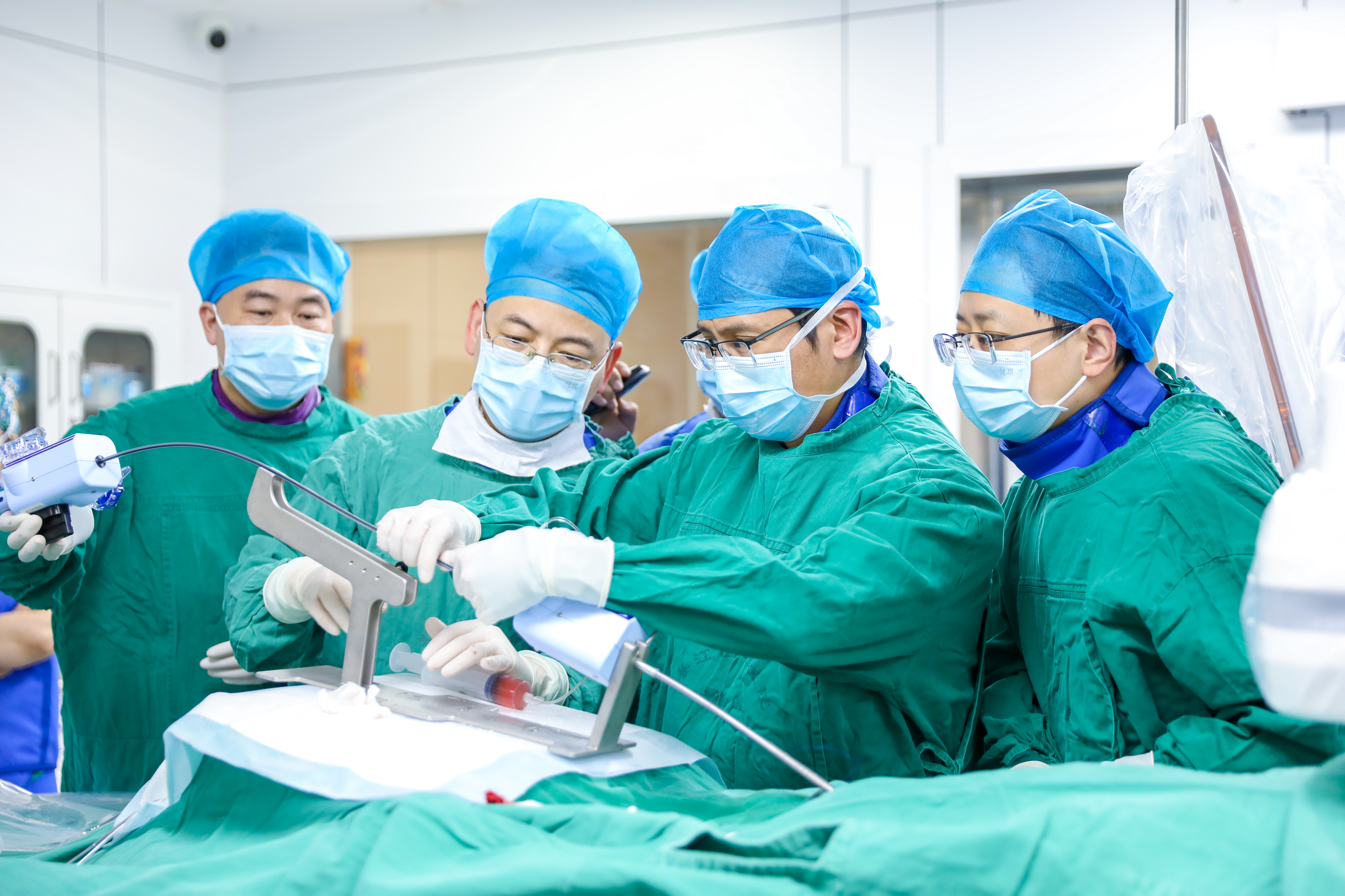 经导管二尖瓣钳夹术手术现场。记者周媛媛 (5446035)-20260304093040.JPG