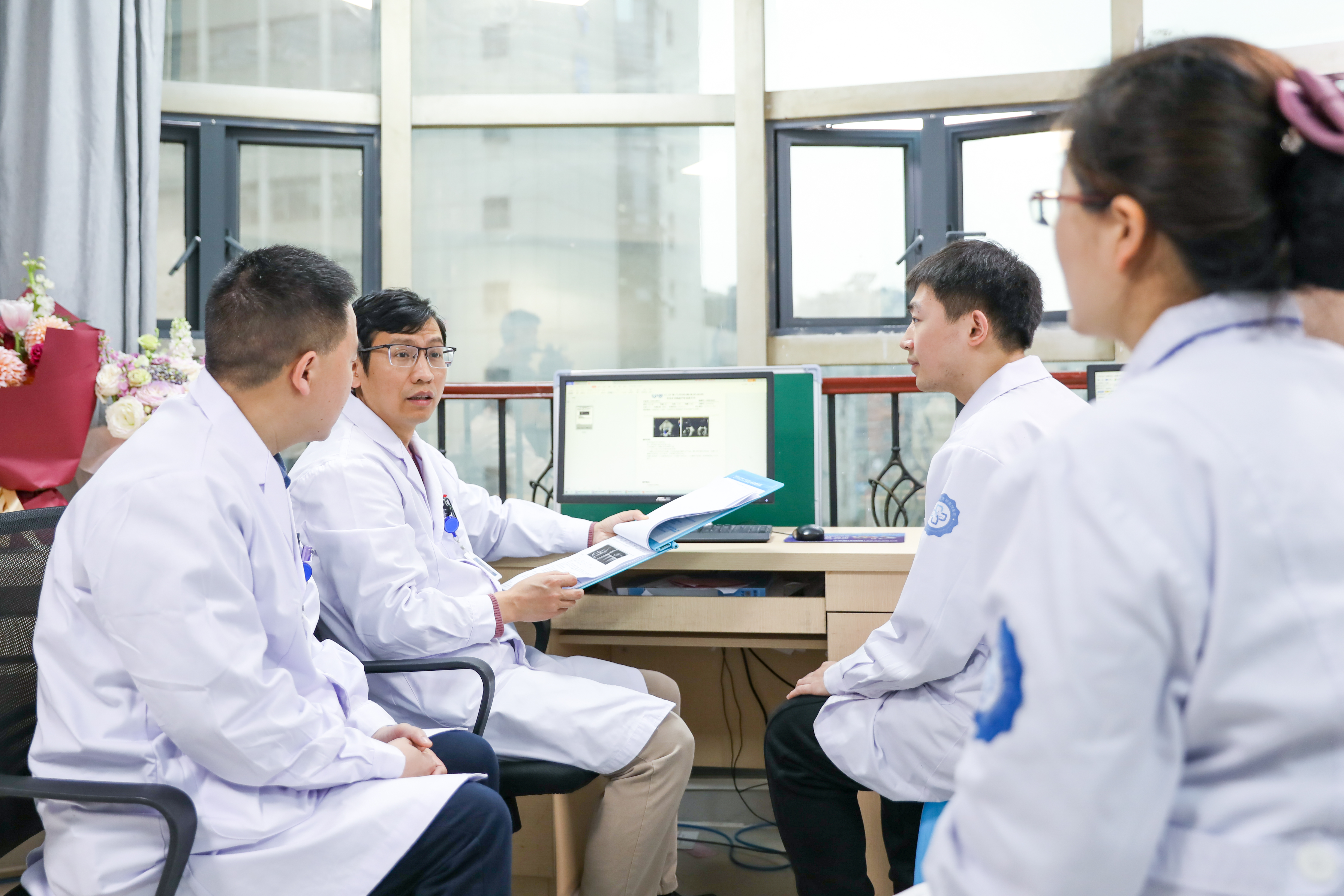 医护人员正在讨论病例。记者周媛媛(5446038)-20260304093124.JPG