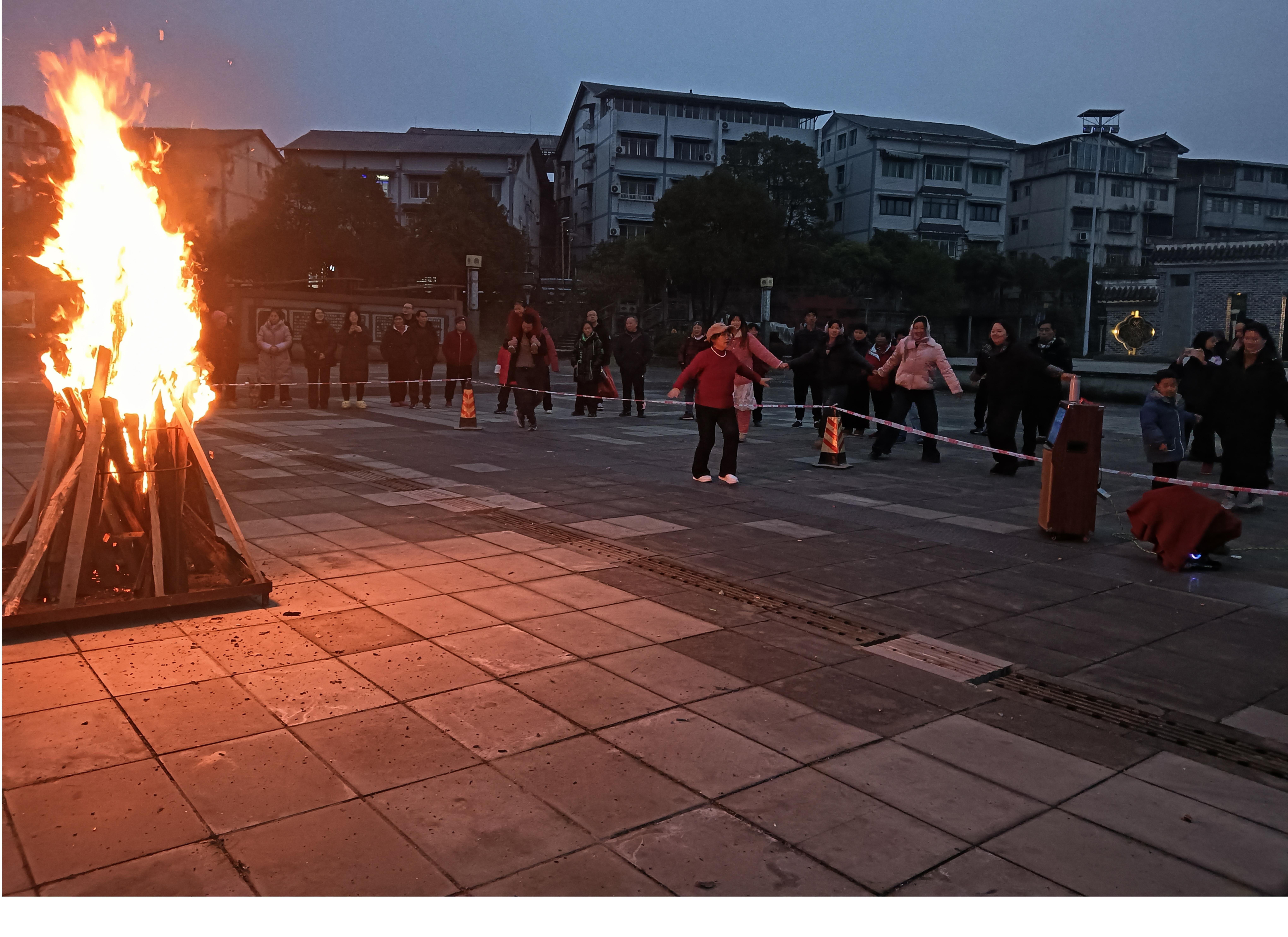 郭扶镇：篝火映初心 烟花耀新春..jpeg