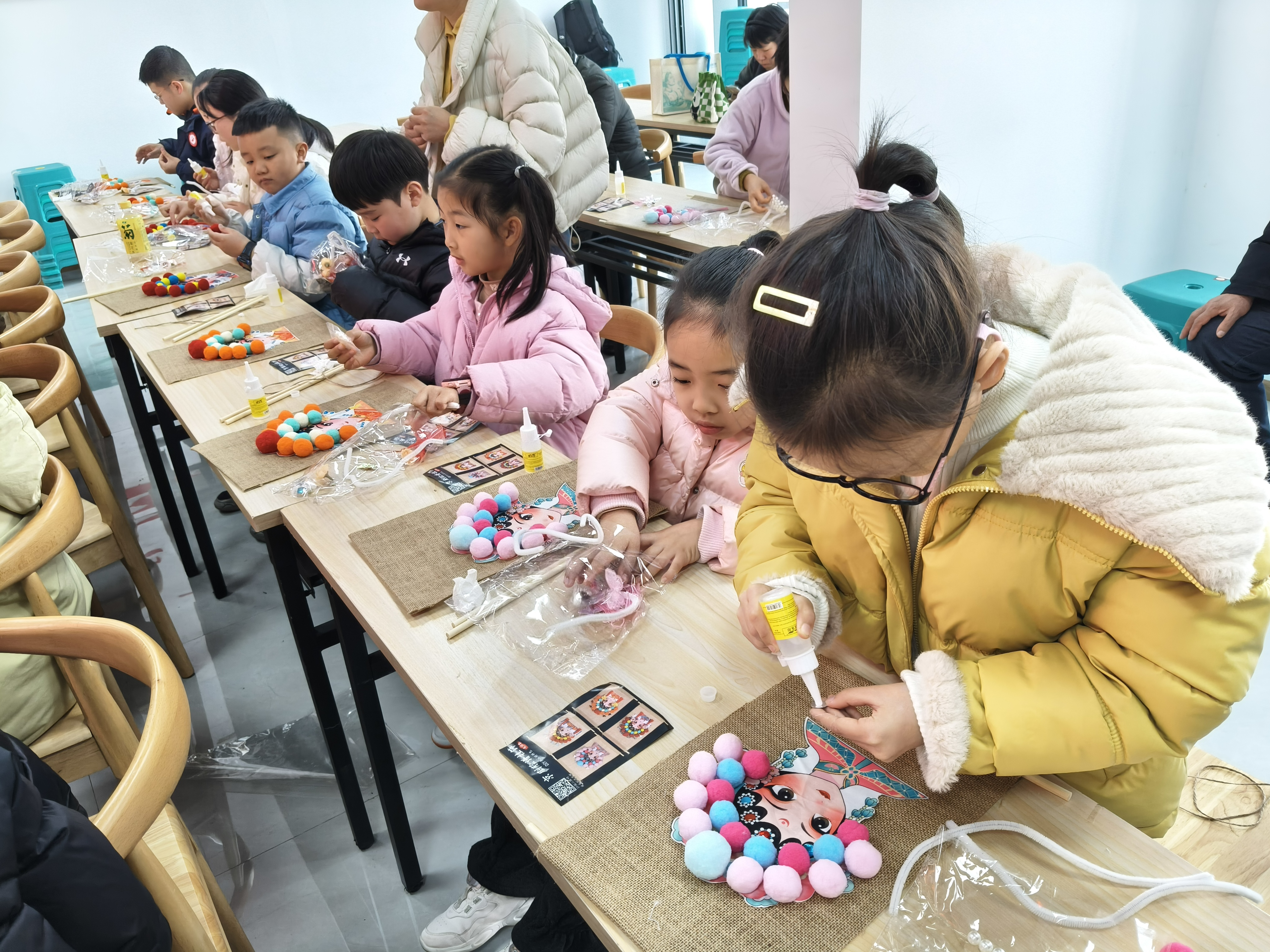 Ⅱ-6-② 2026.2.13 2026年綦江区&ldquo;我们的节日&middot;春节&rdquo;&ldquo;非遗迎春 脸谱绘福&rdquo;家庭文明建设活动 (1).jpg