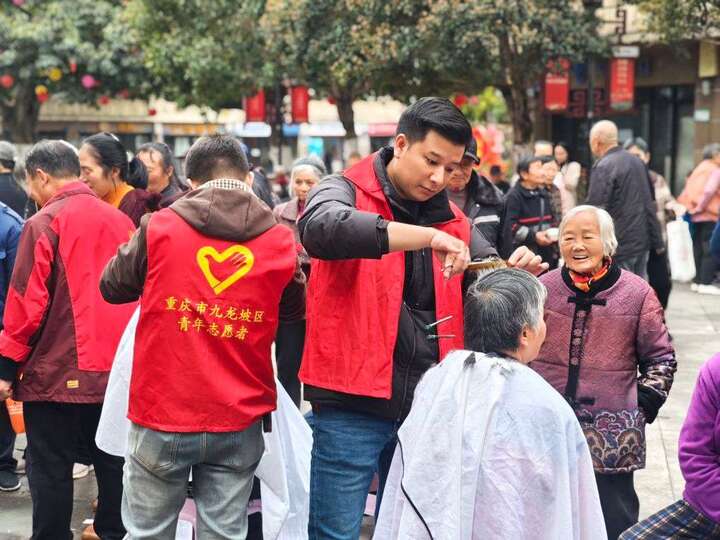 九龙坡区青年志愿者协会为居民服务.jpg