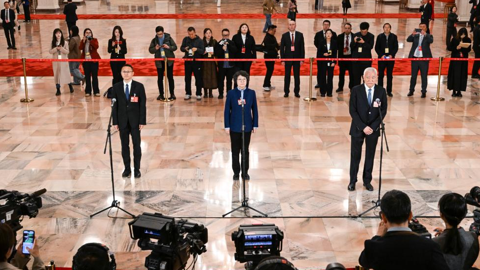 全国政协十四届四次会议第二场“委员通道”集体采访活动举行