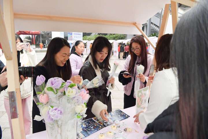 参加外展活动。记者 曹鸣鸥 摄.jpeg