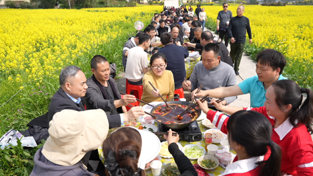 大足：油菜花开春意浓 花田火锅引客来