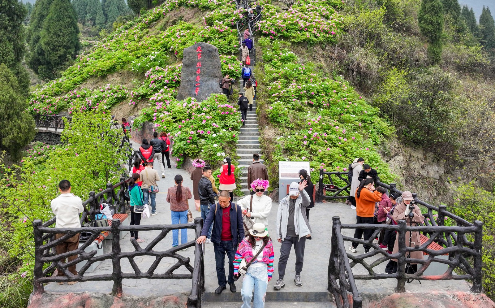 恺之峰旅游区游人如织1  龚长浩摄.jpg