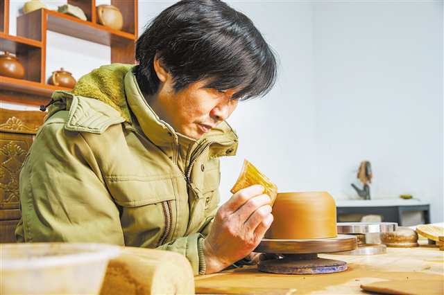 余长江在制作紫砂壶。(云阳县委宣传部供图)