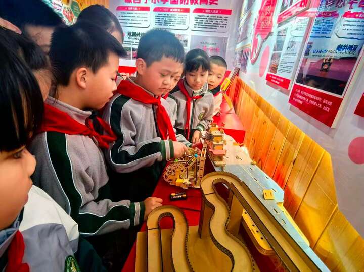 歇台子小学学生走进学校国防教育展厅，在互动体验区，孩子们参观国防手工作品。歇台子小学供图.jpg