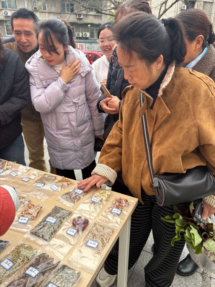 市民正在学习识别药材。.jpg