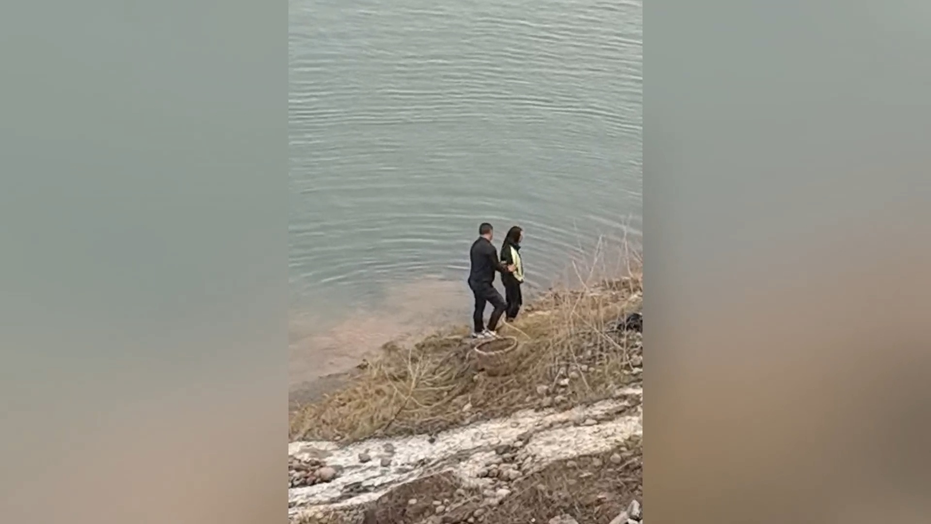 孙明旭救人的瞬间。万州热心市民供图