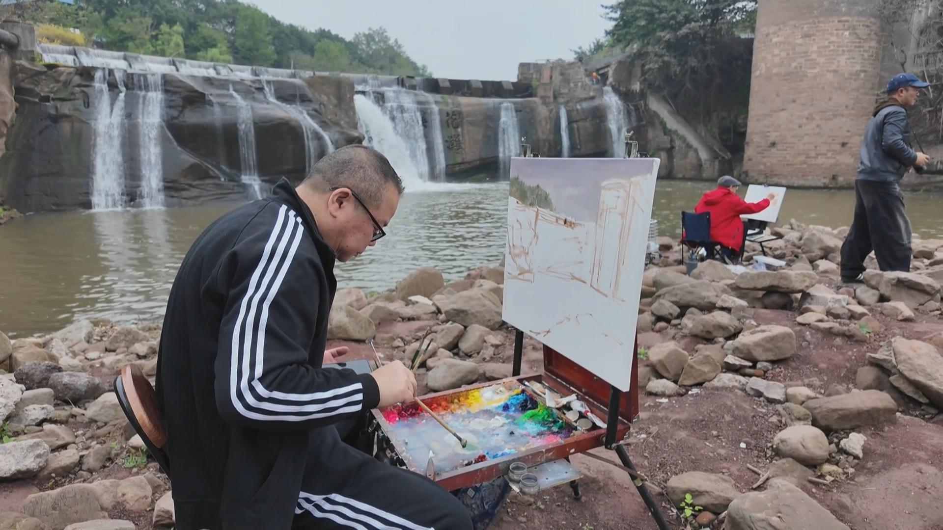 近百名艺术家齐聚花溪河 用画笔定格春日美景