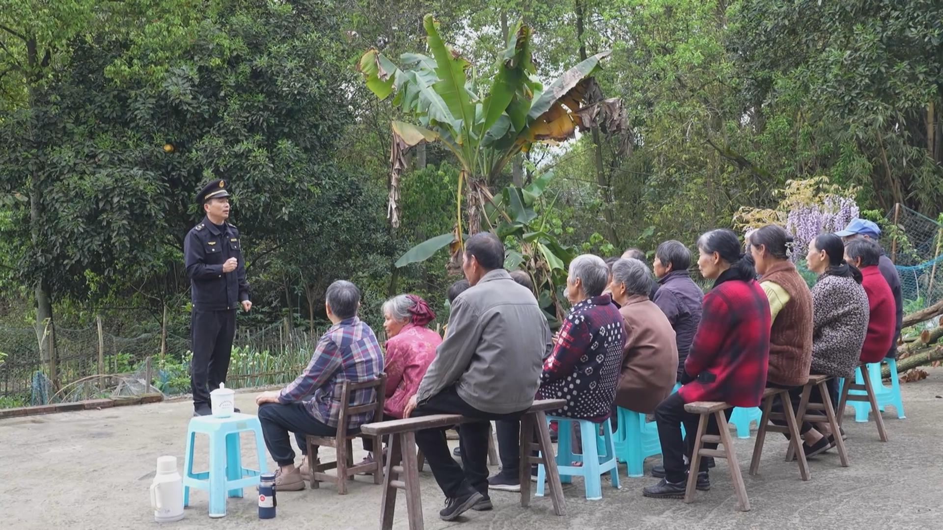 院坝里摆起“普法桌” 交通法治护航安全路