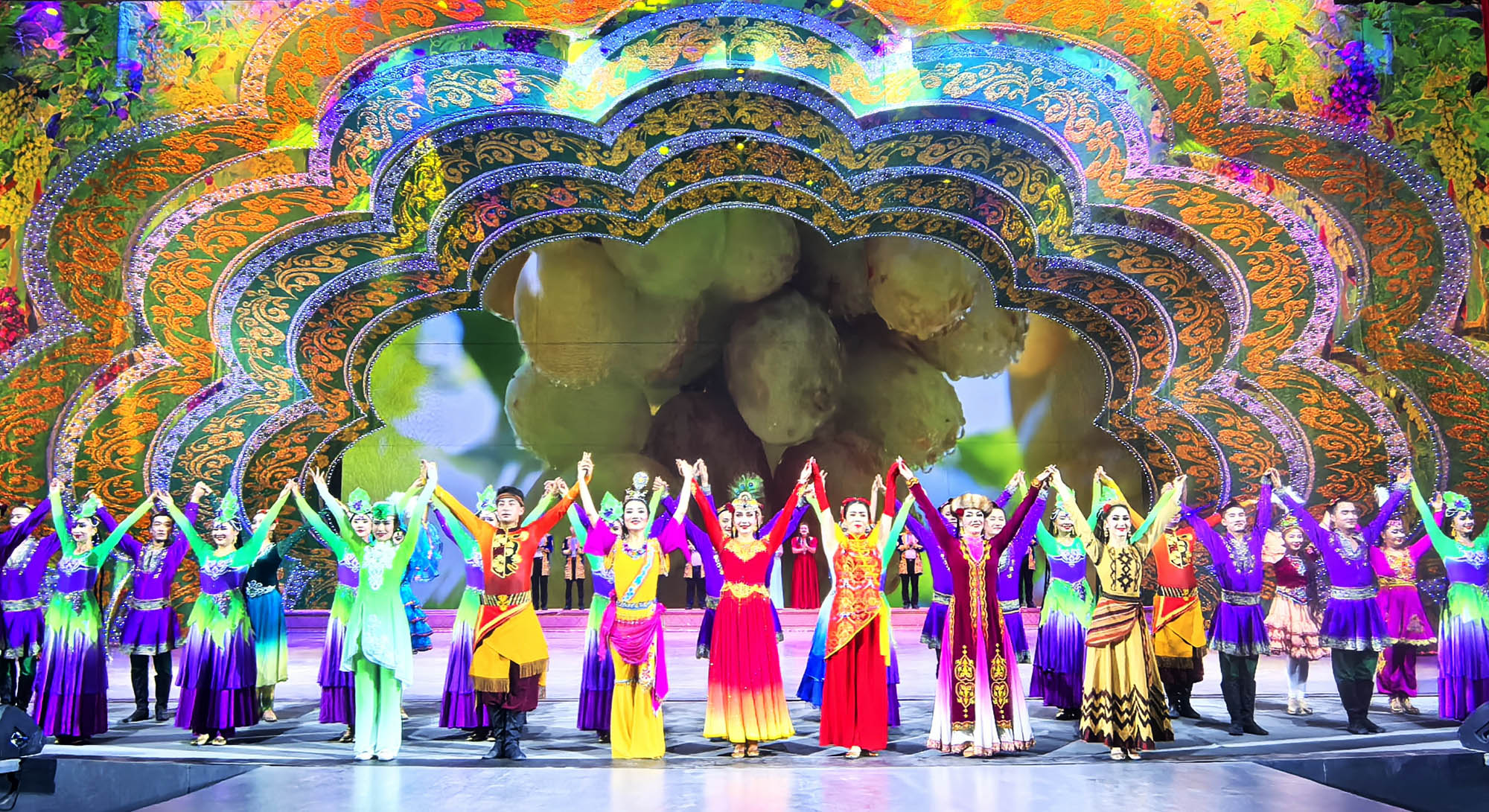 2024-10-19 《新疆是个好地方&middot;吐鲁番的葡萄会唱歌》大型歌舞秀。图为《吐鲁番的葡萄会唱歌》大型歌舞秀演出现场。吐鲁番市融媒体中心记者　刘健　摄.jpeg