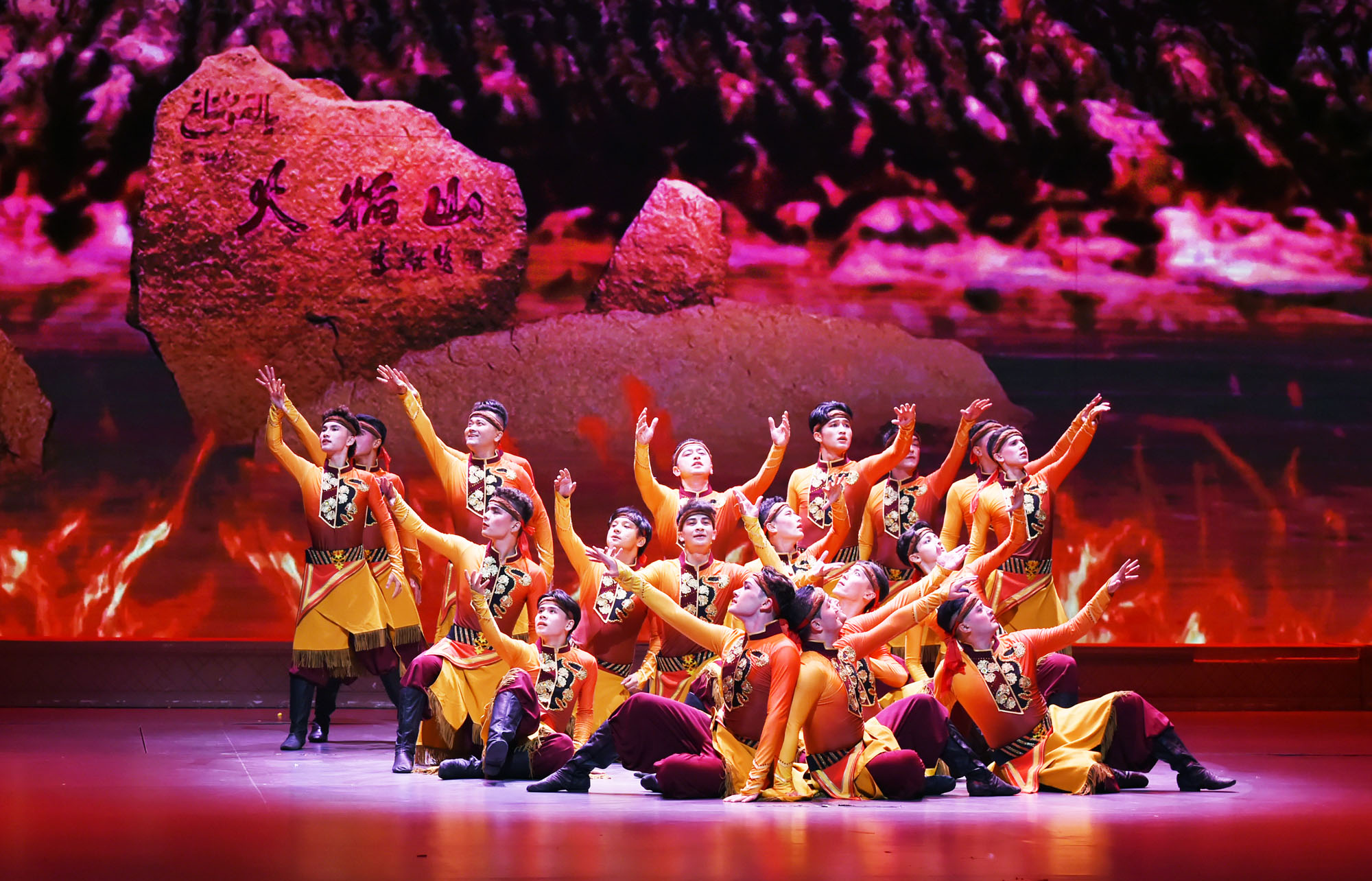 2024-08-28 《吐鲁番的葡萄会唱歌》大型歌舞秀。图为舞蹈《阳光巴郎》。吐鲁番市融媒体中心记者　刘健　摄.jpeg