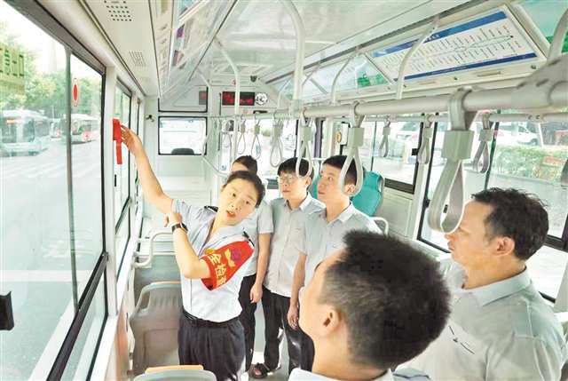 张红玫（左一）在对驾驶员进行培训。（受访者供图）