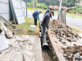 施工队化身“侦探”疏通地下“毛细血管” 渝州路街道埝山苑社区以“微整治”提升老旧小区安全韧性