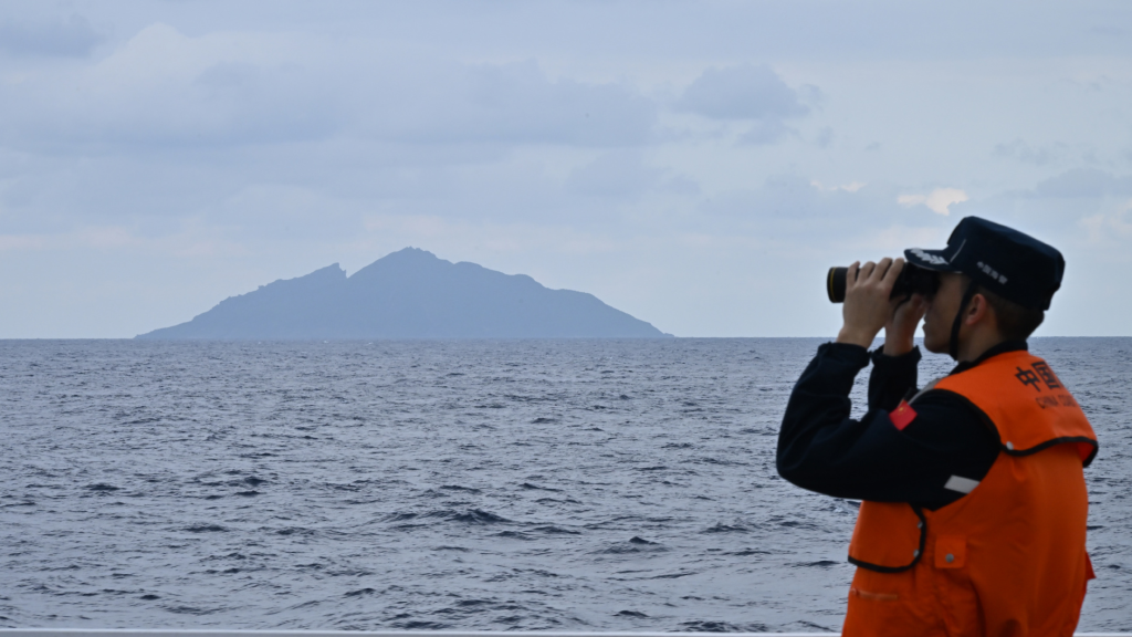 中国海警舰艇编队3月18日在我钓鱼岛领海巡航