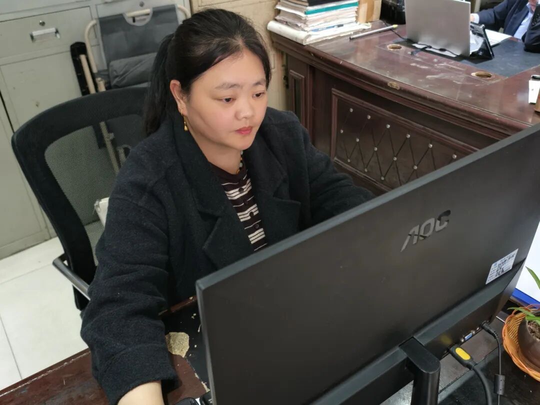 工作中的涂先梅。