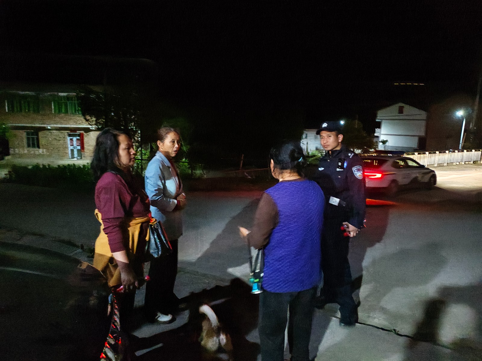 深夜排查。记者  李铁  摄.jpg