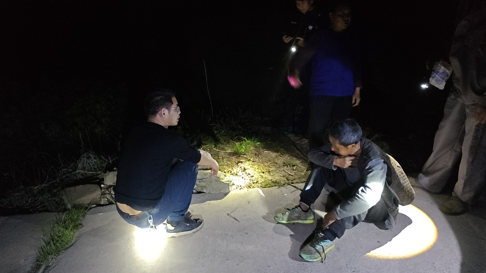 找到老人。记者  李铁  摄.jpg