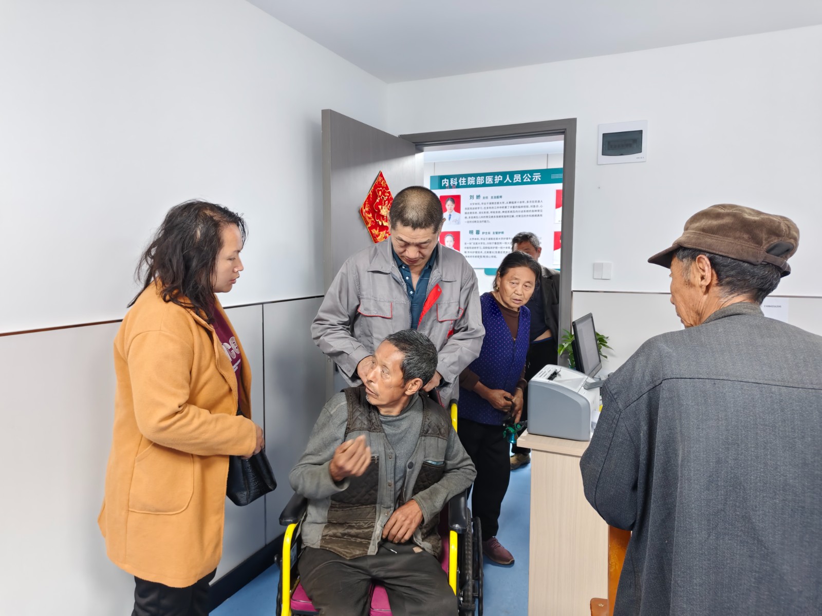 护送老人到医院检查。记者  李铁  摄.jpg