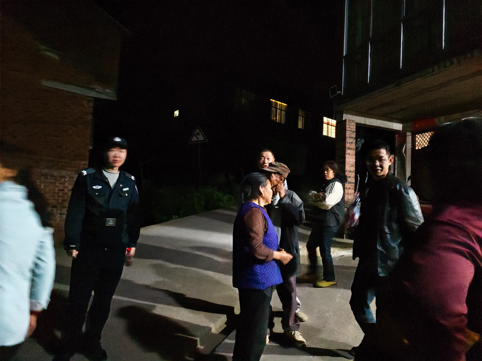 干群协商搜救路线。记者  李铁  摄.jpg