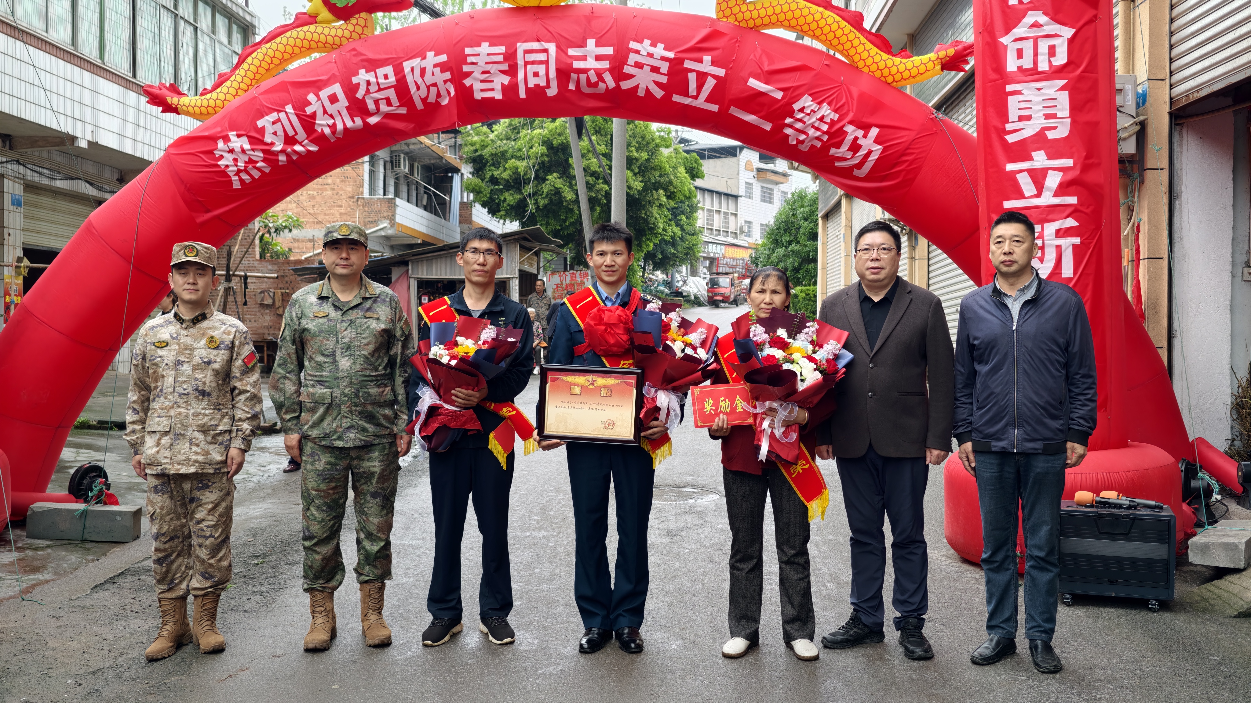 区领导为陈春及家人送上喜报(二）-NEP1_20260409_C0021687697.jpg