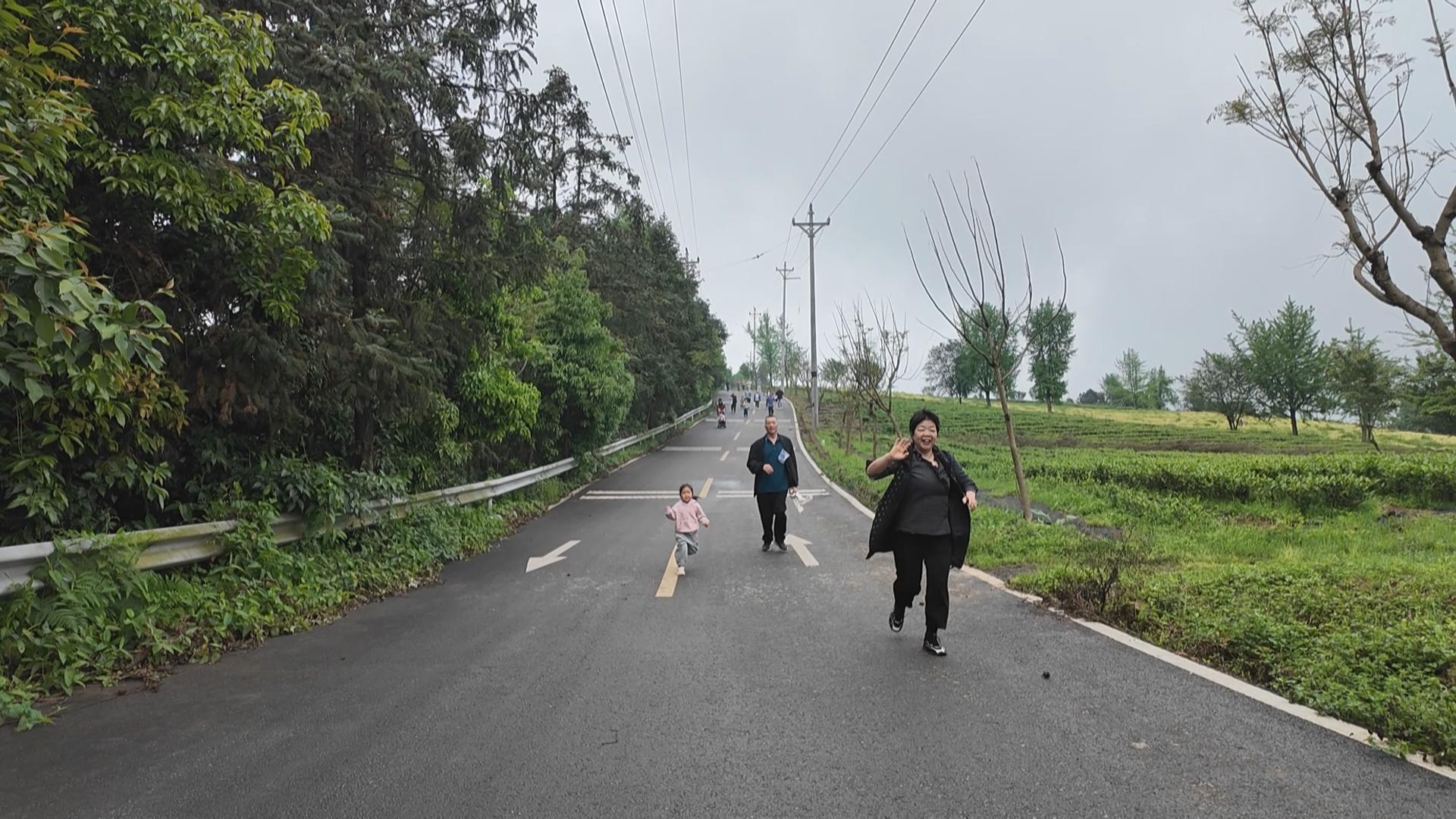 “白象山亲子欢乐跑”开跑 百组家庭漫步茶海