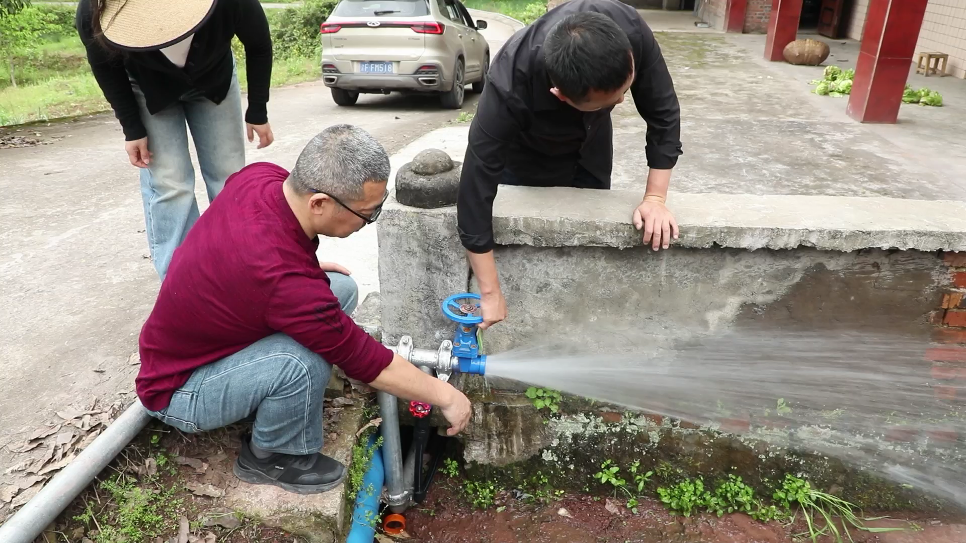 测试新的供水管网。拍摄：吴建华.png