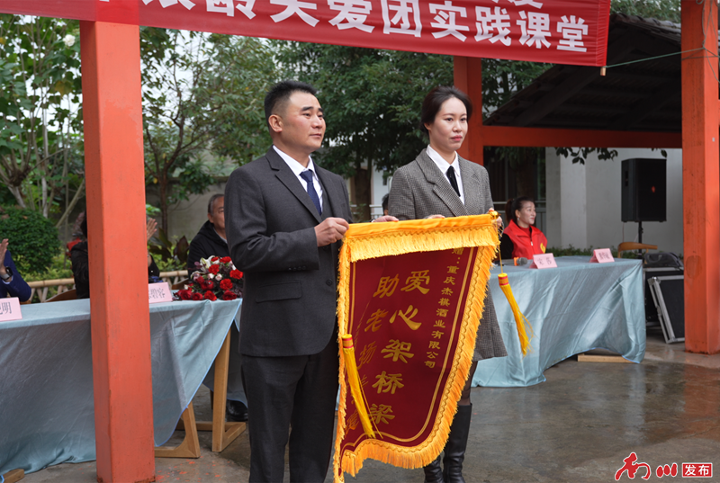 凡人微光 | 他淋过雨，所以总想为别人撑把伞